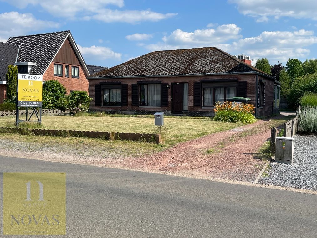 Hoofdfoto van de publicatie: Bungalow vlak aan het centrum van Lommel, tuin naar het zuiden georiënteerd, perceelbreedte 19 meter, 10 are