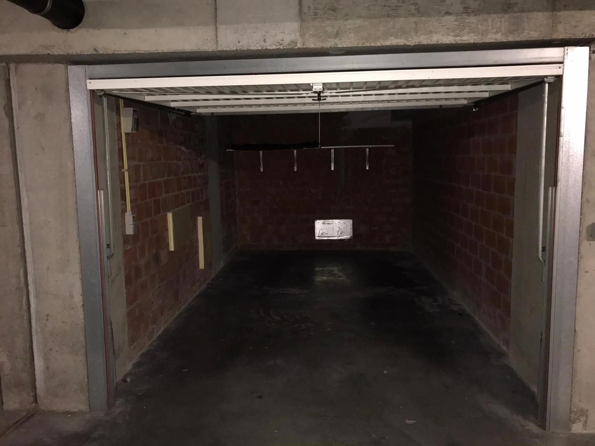 Garagebox te koop- met verlichting en elektriciteit- vlak bij strand. foto 5