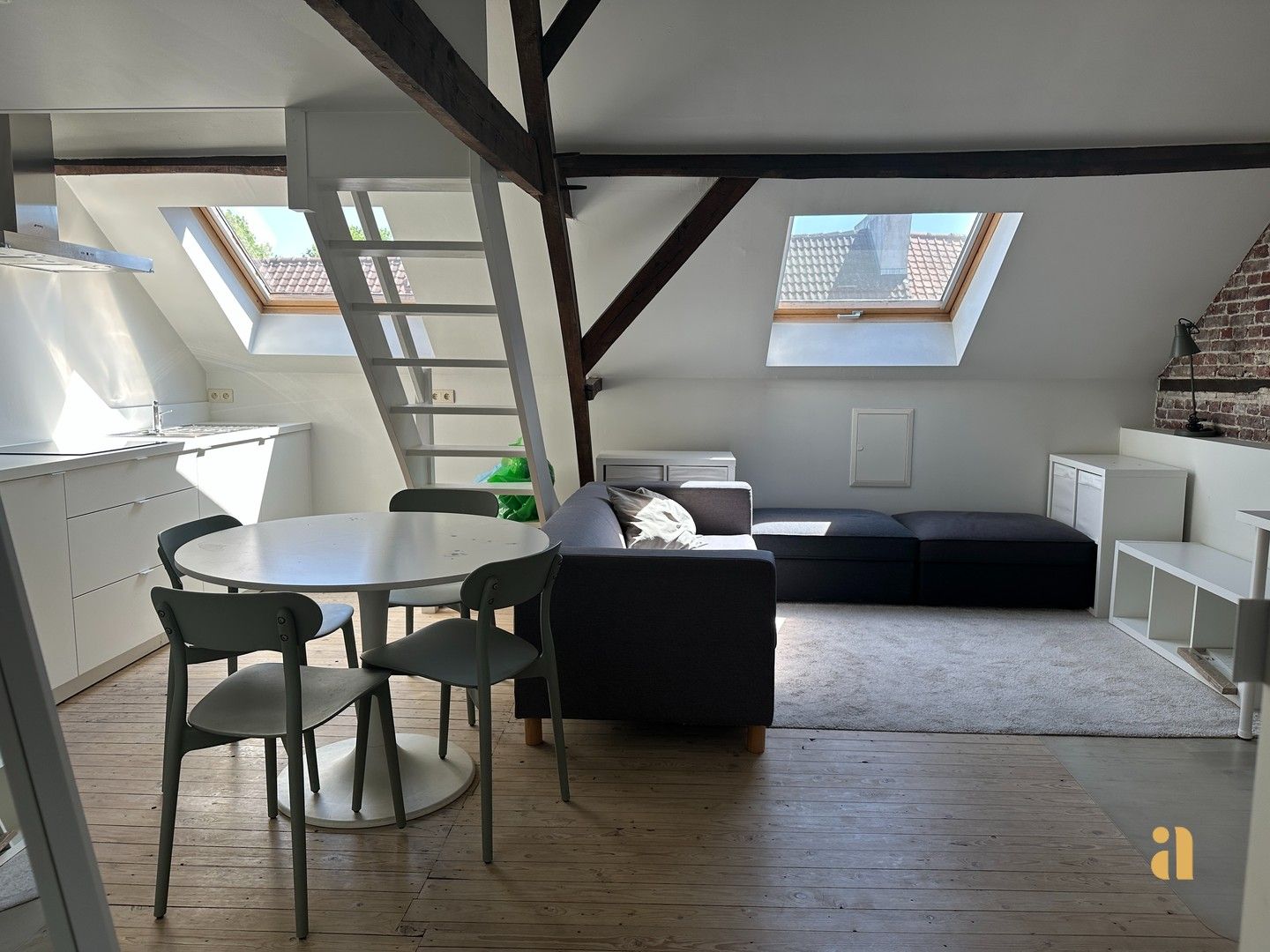 Lichtrijke bemeubelde studio op toplocatie! foto 2