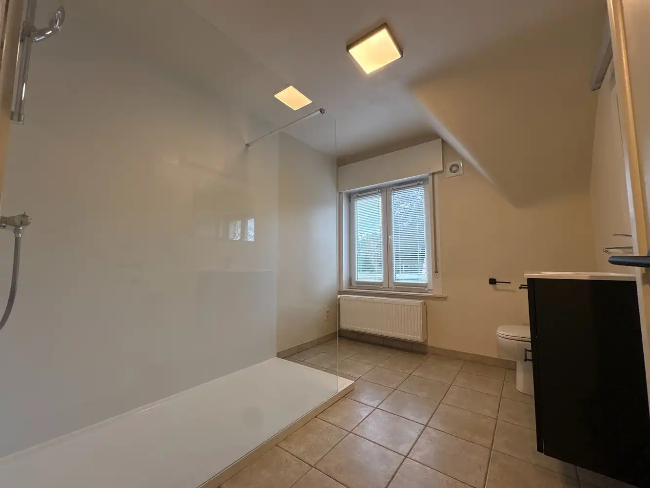 Charmante, gerenoveerde halfopen woning met tuin + garage foto 9
