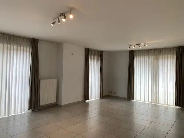 Zeer ruim, gezellig ingericht en lichtrijk appartement foto 4