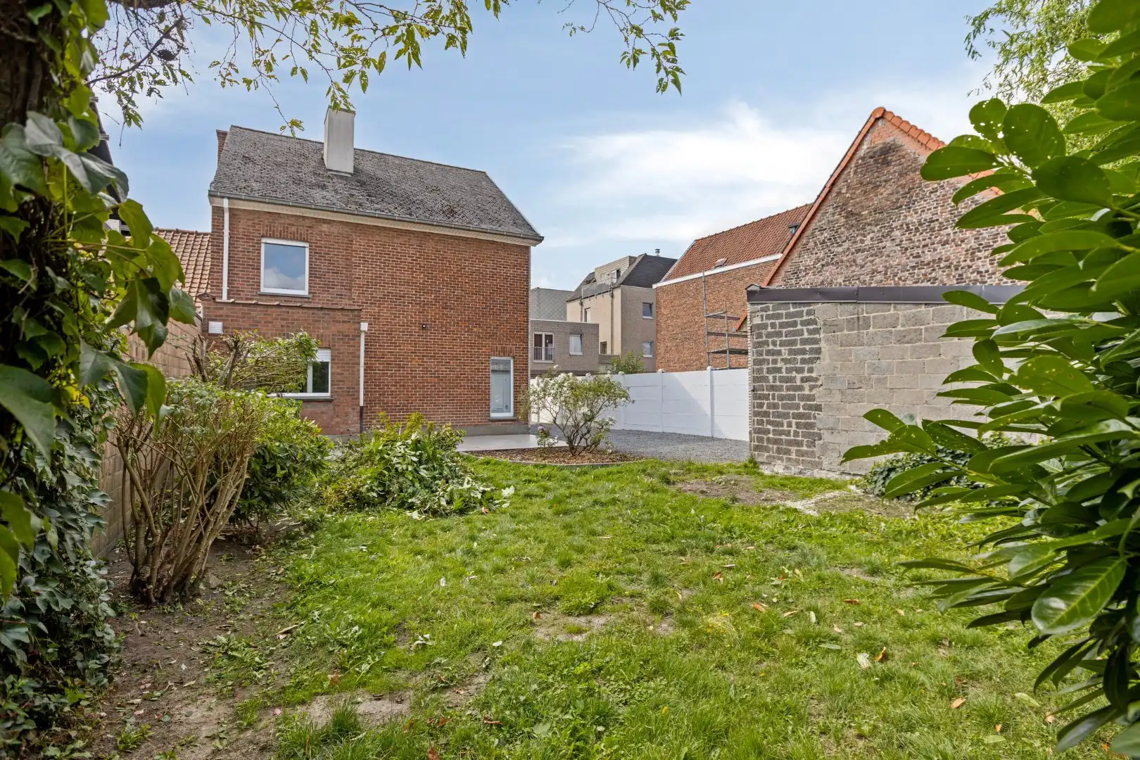 Leuke, halfopen woning met 3 slaapkamers, garage en tuin! foto 24