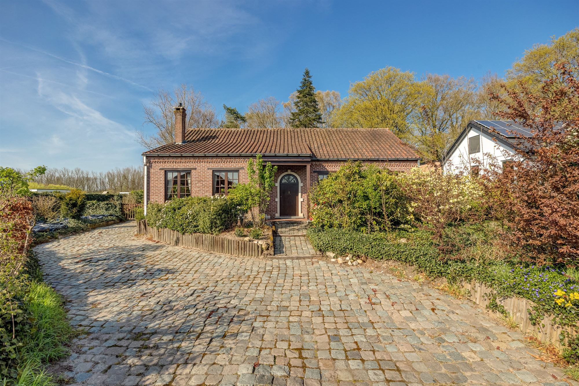 Open bebouwing met drie slaapkamers en grote tuin foto 2