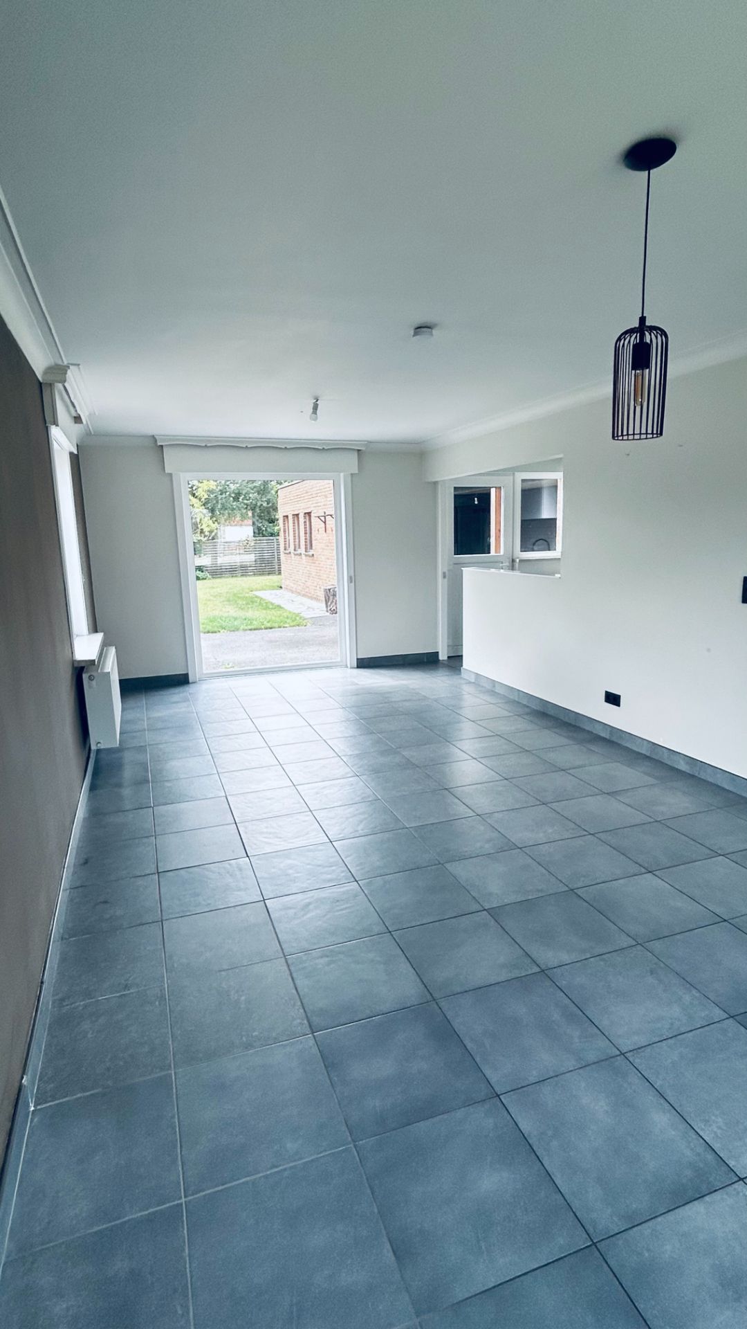 Centraal gelegen halfopen bebouwing met: oprit, tuin en garage foto 2