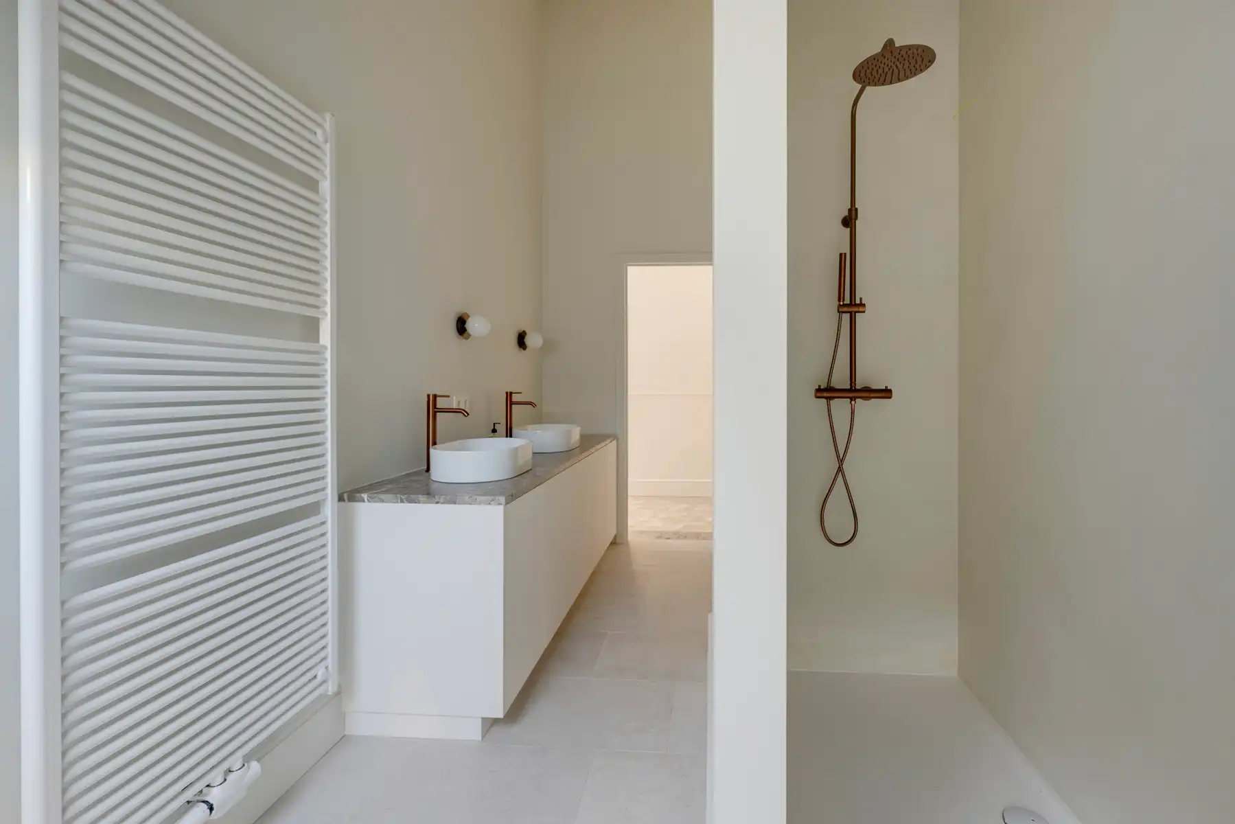 Luxueus gerenoveerde burgerwoning met tuin en terras foto 22