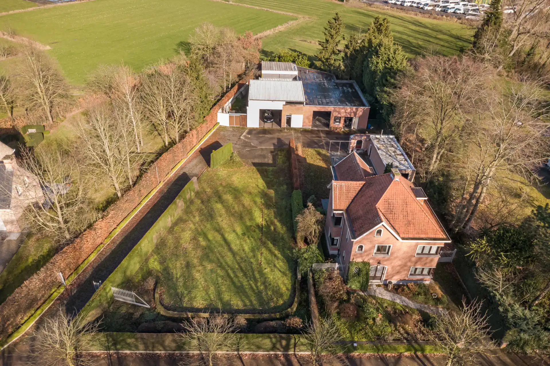 Hoofdfoto van de publicatie: Ruime villa met garage en zwembad + bouwgrond + 2 magazijnen