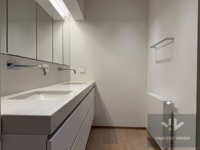 HOOGWAARDIG AFGEWERKT GELIJKVLOERS VILLA-APPARTEMENT foto 13
