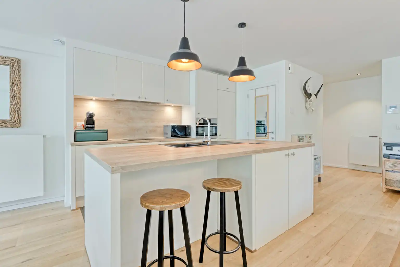 Instapklaar 2-slaapkamerappartement met tuin en garage foto 14