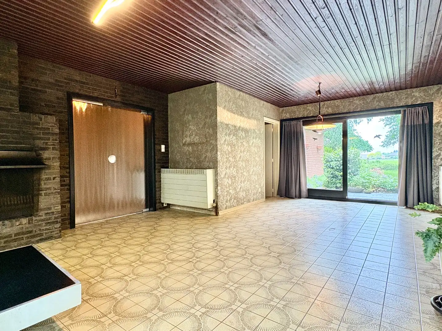 Te renoveren gelijkvloerse villa op 954 m² met landelijke verzichten te Bavikhove. foto 3