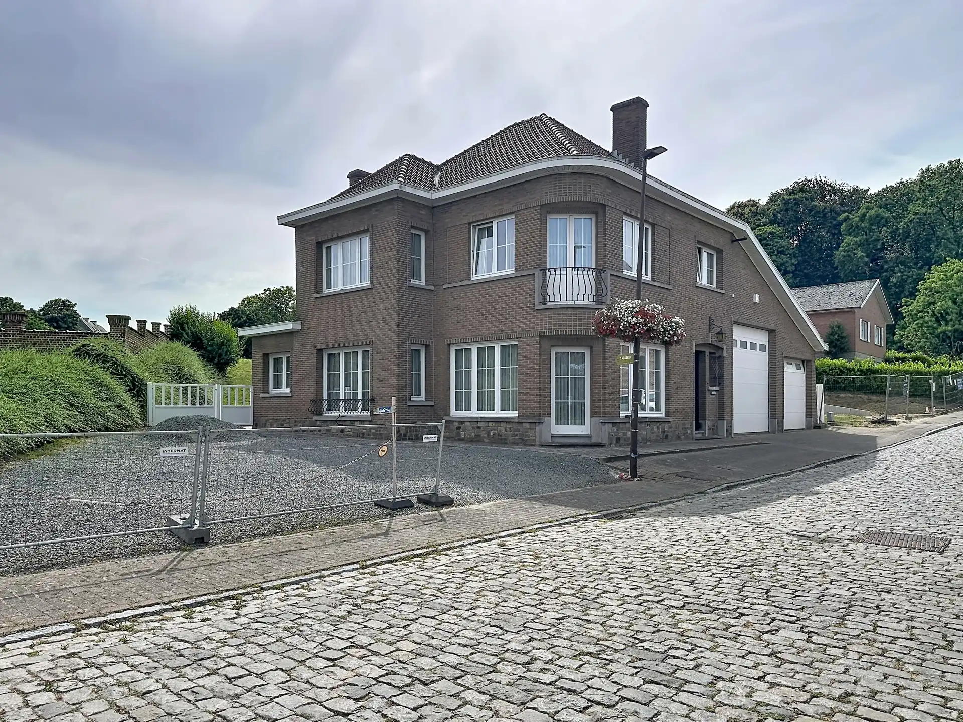 Hoofdfoto van de publicatie: Stevige viergevel met Z-gerichte tuin en werkplaats
