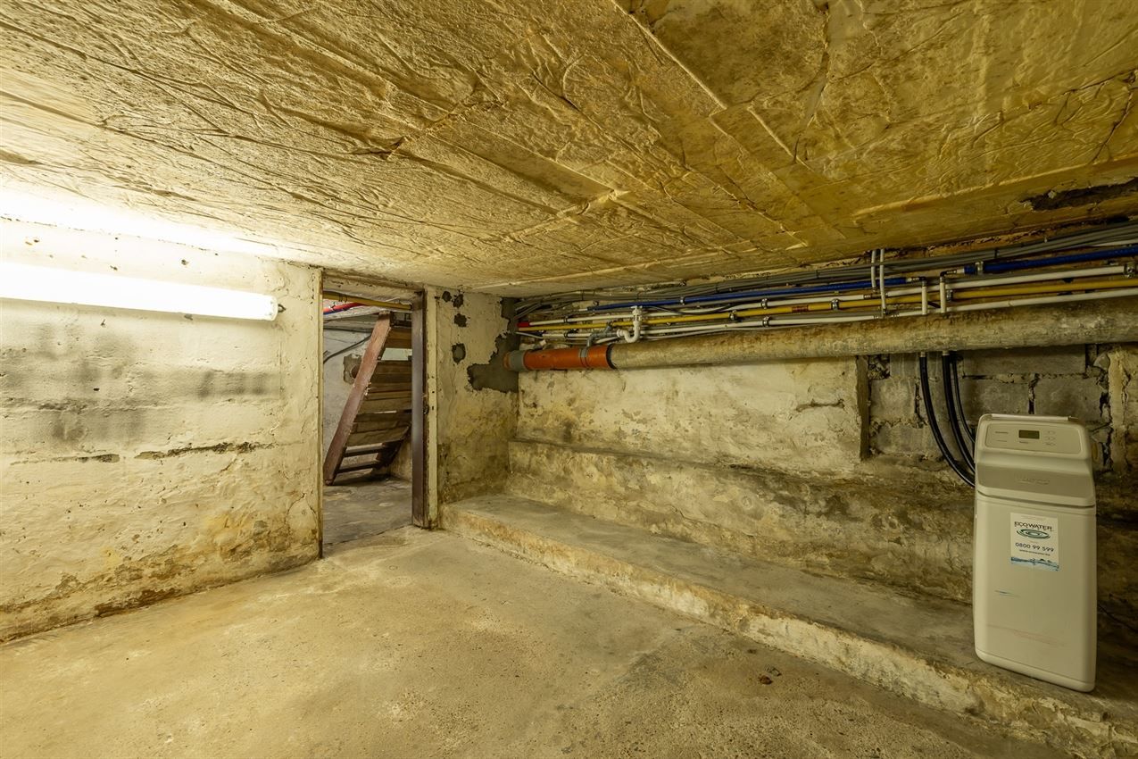 Gerenoveerde woning in rustige straat, 2 slaapkamers, ruime keuken, conforme elektriciteit en wandelroutes vlakbij. foto 27