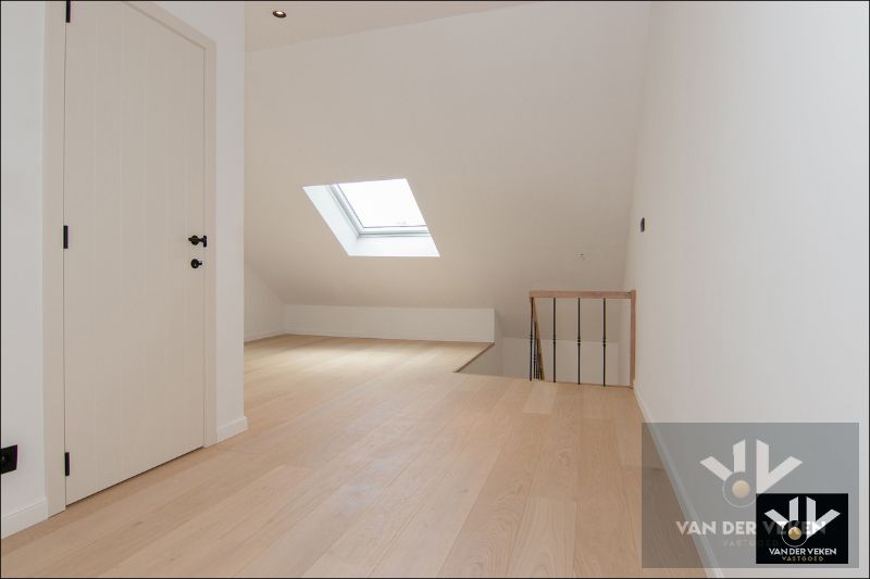 Volledig gerenoveerde & energiezuinige rijwoning met 4slpk te Hasselt foto 20