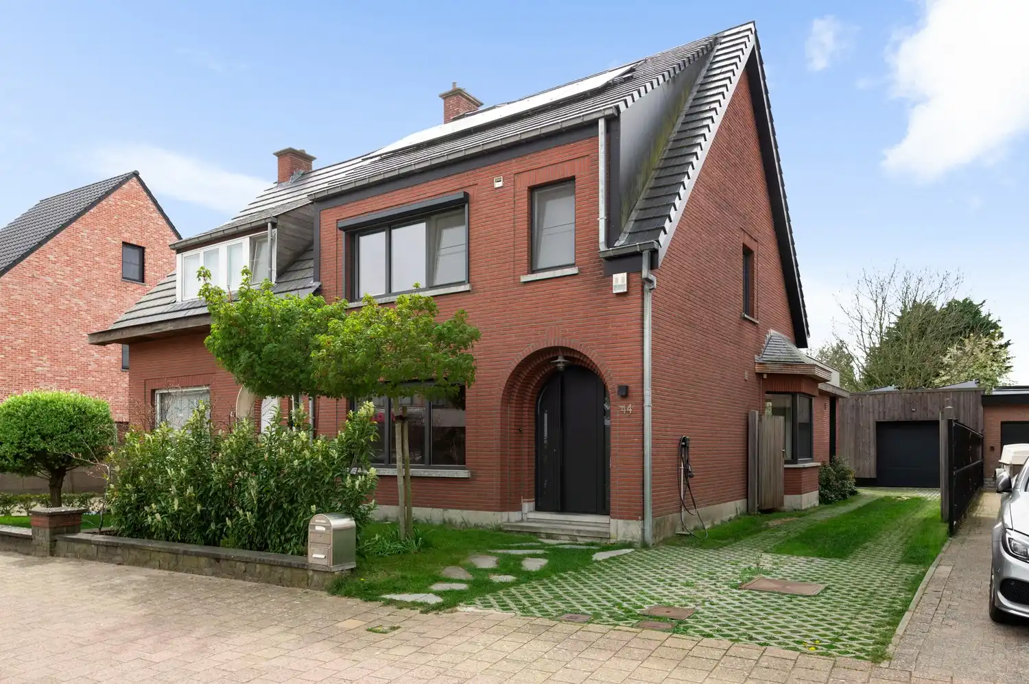 Instapklare woning met magazijn, 4 slaapkamers en 2 badkamers te Ranst! foto 2