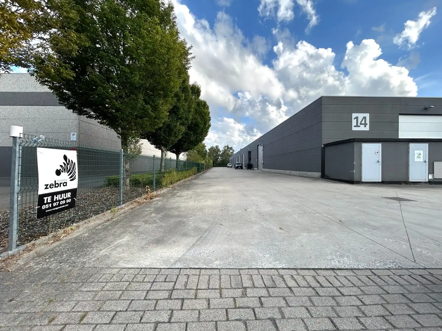 Recente loods met bijhorende parkeerplaats op ideale locatie te Meulebeke! foto {{pictureIndex}}