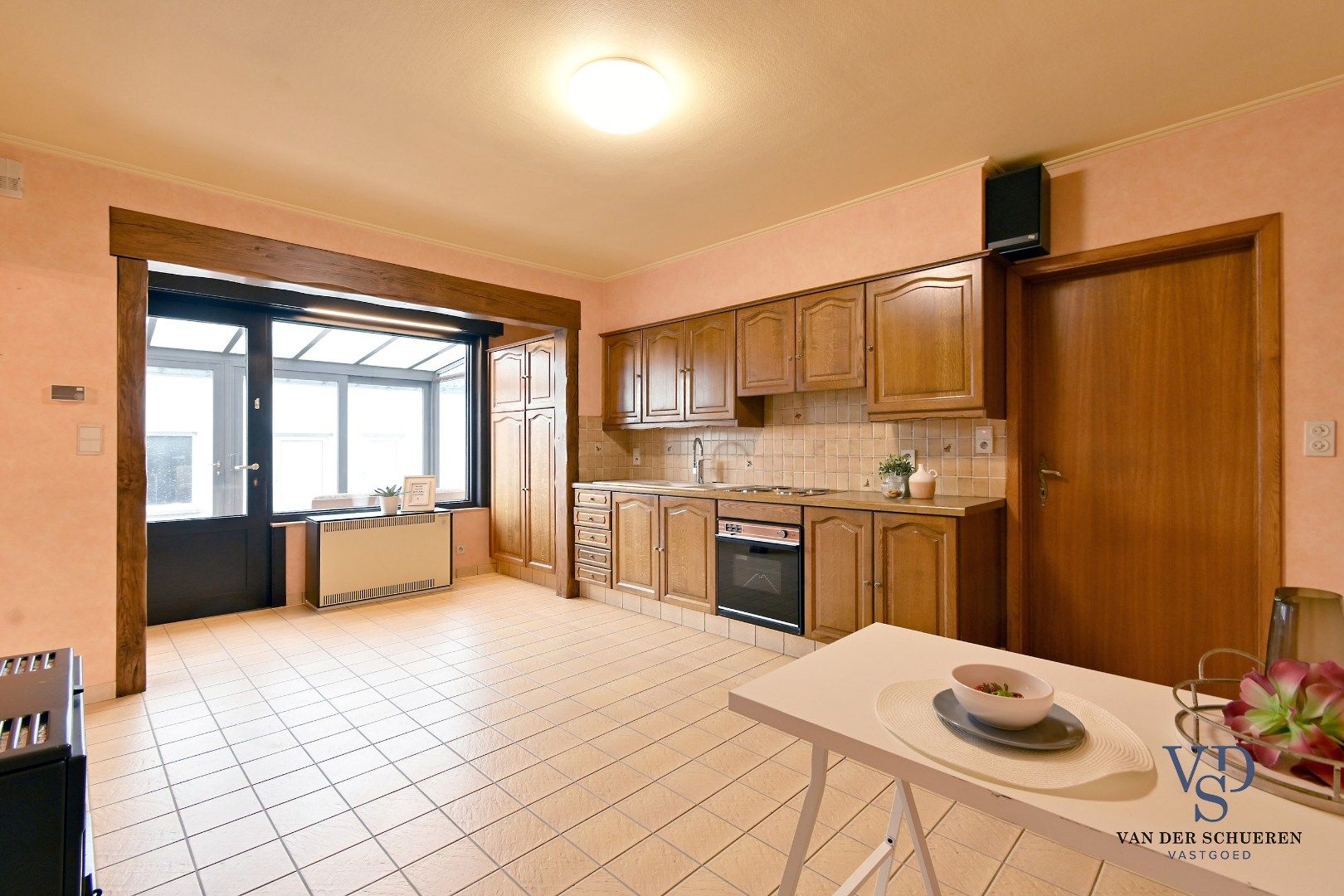 Bungalowwoning met afzonderlijke loods foto 8