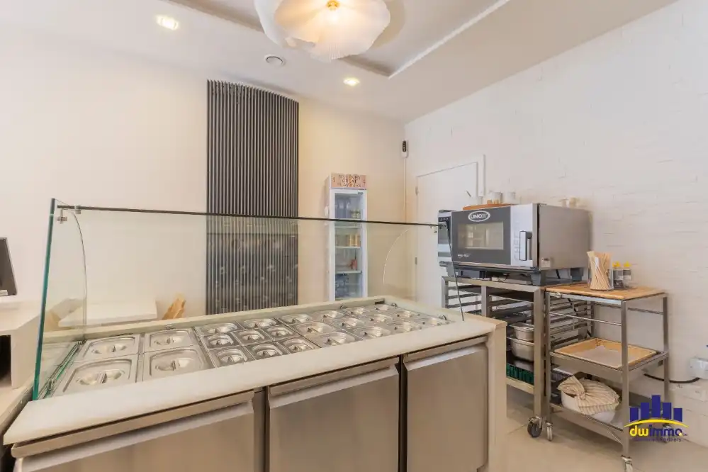 Hippe lunchplek met zonnig terras, volledig uitgerust handelspand te koop in Gent foto 11