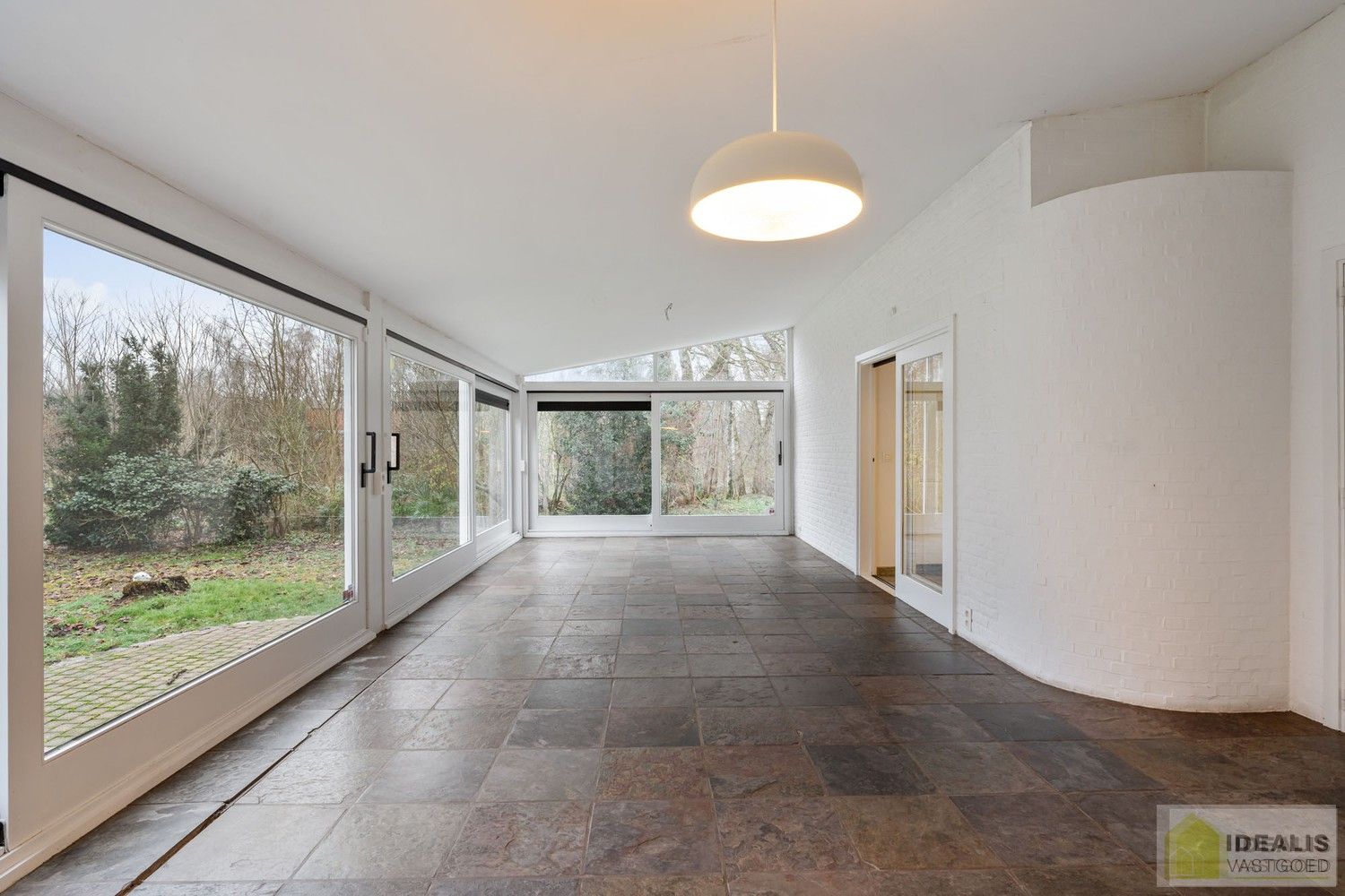 IDEALIS VASTGOED – Ruime te renoveren villa op riant perceel! De villa omvat 198m² netto bewoonbare oppervlakte met een ruime woonkamer en aansluitend uitgeruste keuken, badkamer, 2 grote en 1 kleine slaapkamer, kelder, veranda en 2 garages met sectionale poort van ca. 100m². De villa is gelegen op een prachtig perceel met een oppervlakte van ca. 1,1 hectare (11.000m²)! omgeven door bosgebied! Zeer geschikt voor kandidaten op zoek naar een unieke locatie zeer centraal gelegen, doch volledig omgeven door groen. foto 14