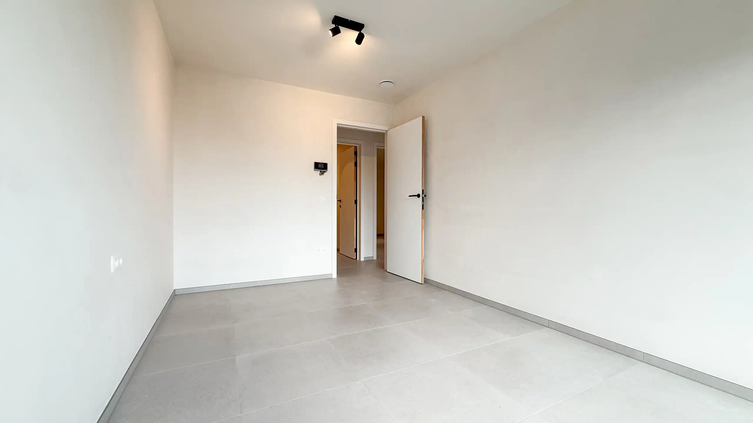 Kwalitatief afgewerkte nieuwbouwwoning op centrale ligging! foto 26