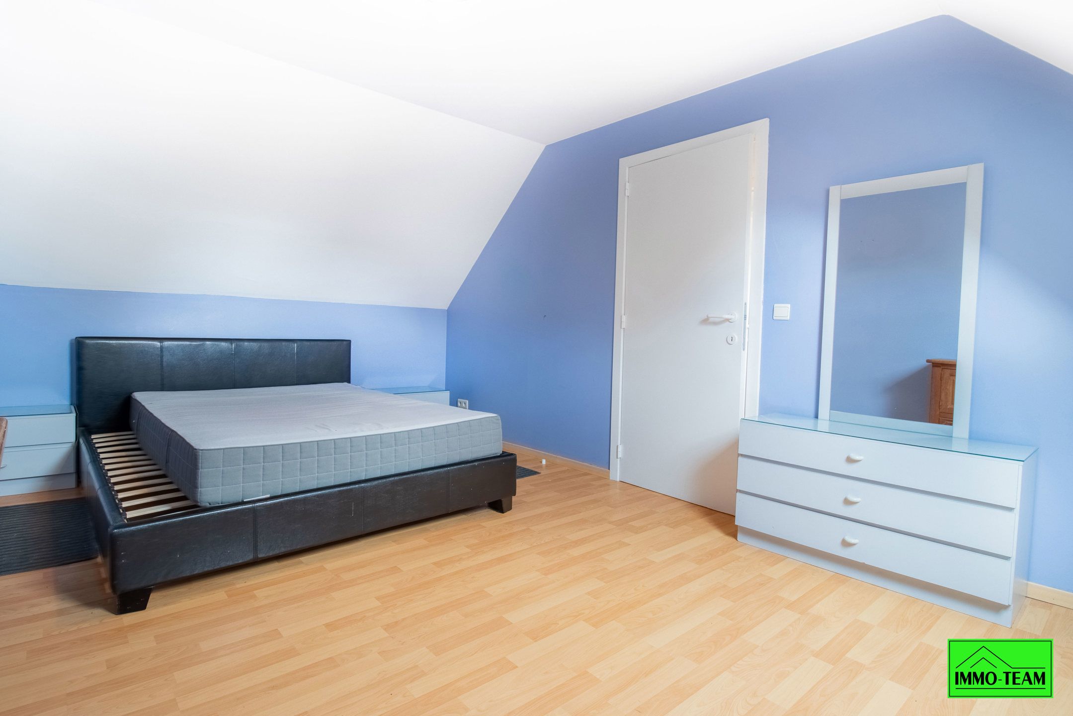 Instapklare 2-gevelwoning met parkeerplaats nabij centrum foto 10