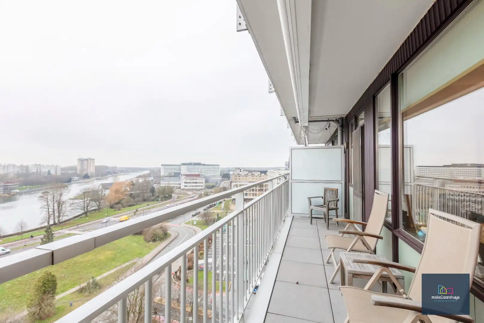 Ruim 2 slaapkamerappartement met garagebox nabij de Blaarmeersen foto 15