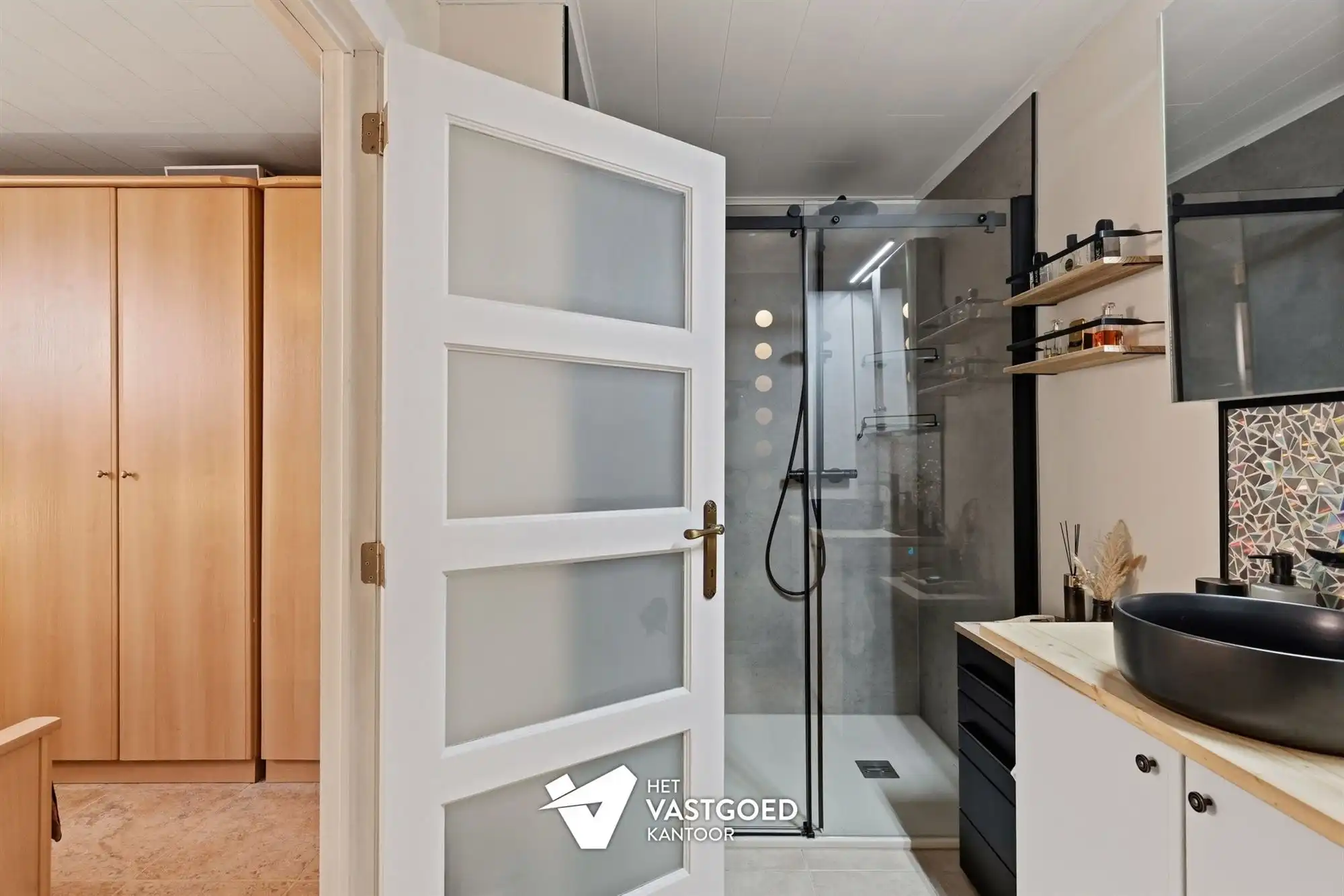 INSTAPKLAAR GELIJKVLOERS APPARTEMENT MET TERRAS, TUIN EN GARAGE foto 16