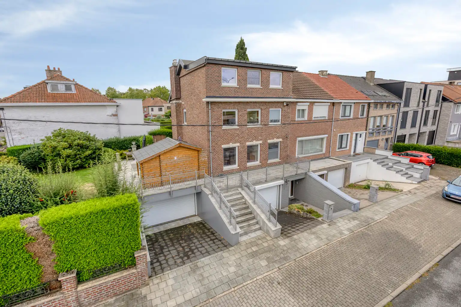 Instapklare woning met 4 slaapkamers, tuin & 2 garages foto 34