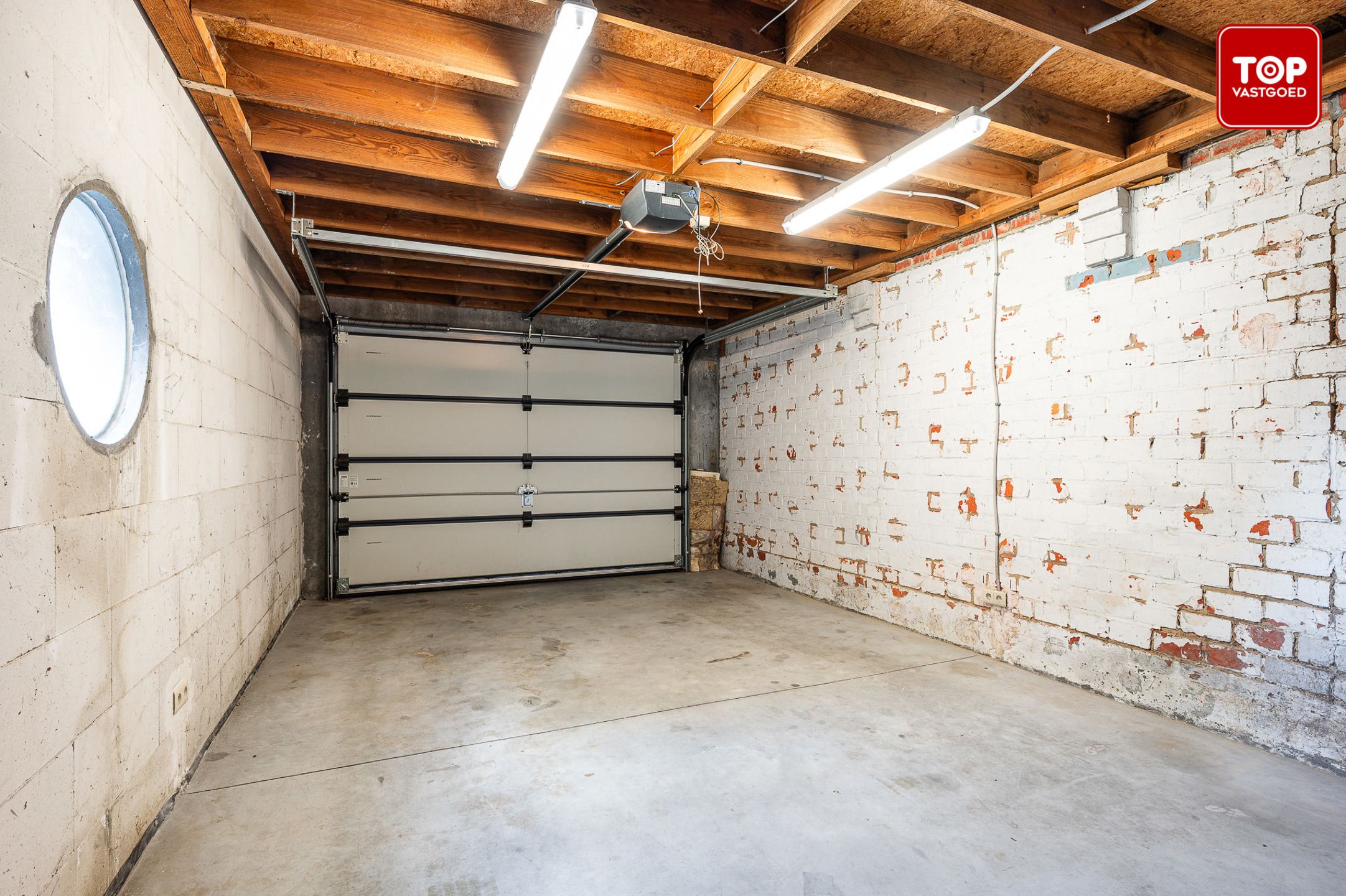 Te renoveren half open woning met tuin en garage. foto 14