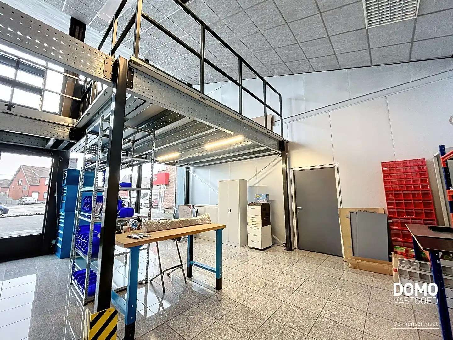 RUIM COMMERCIEEL GEBOUW VOORZIEN VAN TOONZAAL, KANTOREN EN OPSLAGPLAATS IN HERK-DE-STAD  foto 4