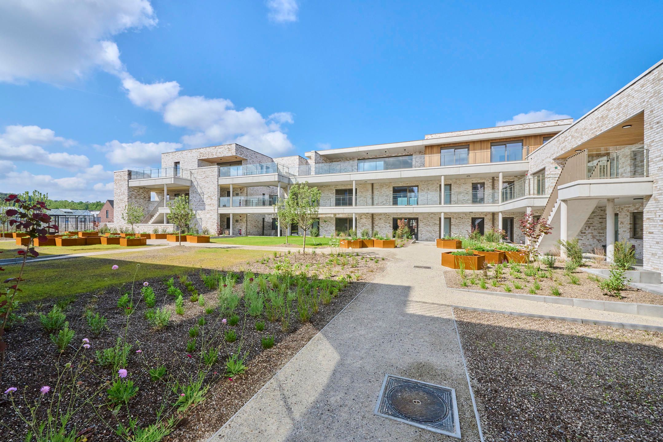 Nieuwbouwappartement - terras met zicht op tuin foto 7