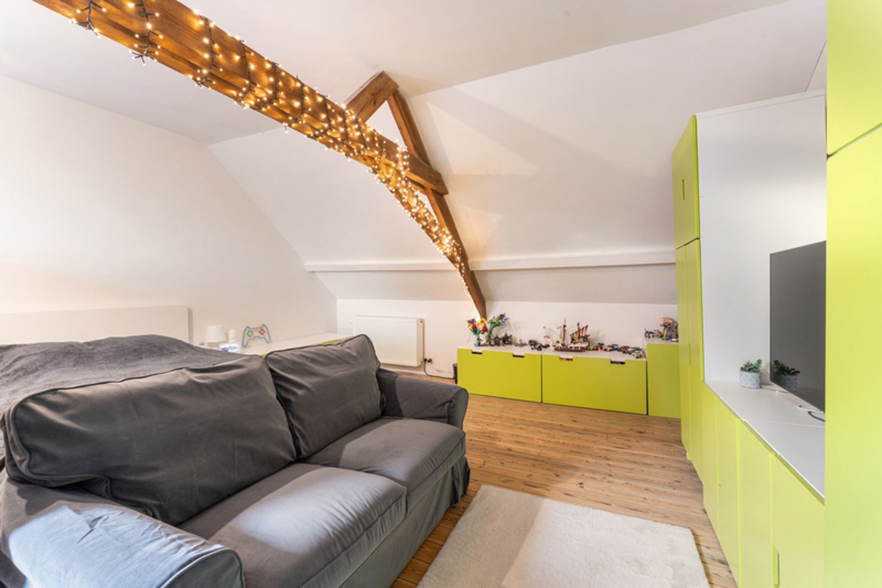 Vernieuwde woning met garage en stadstuintje foto 17