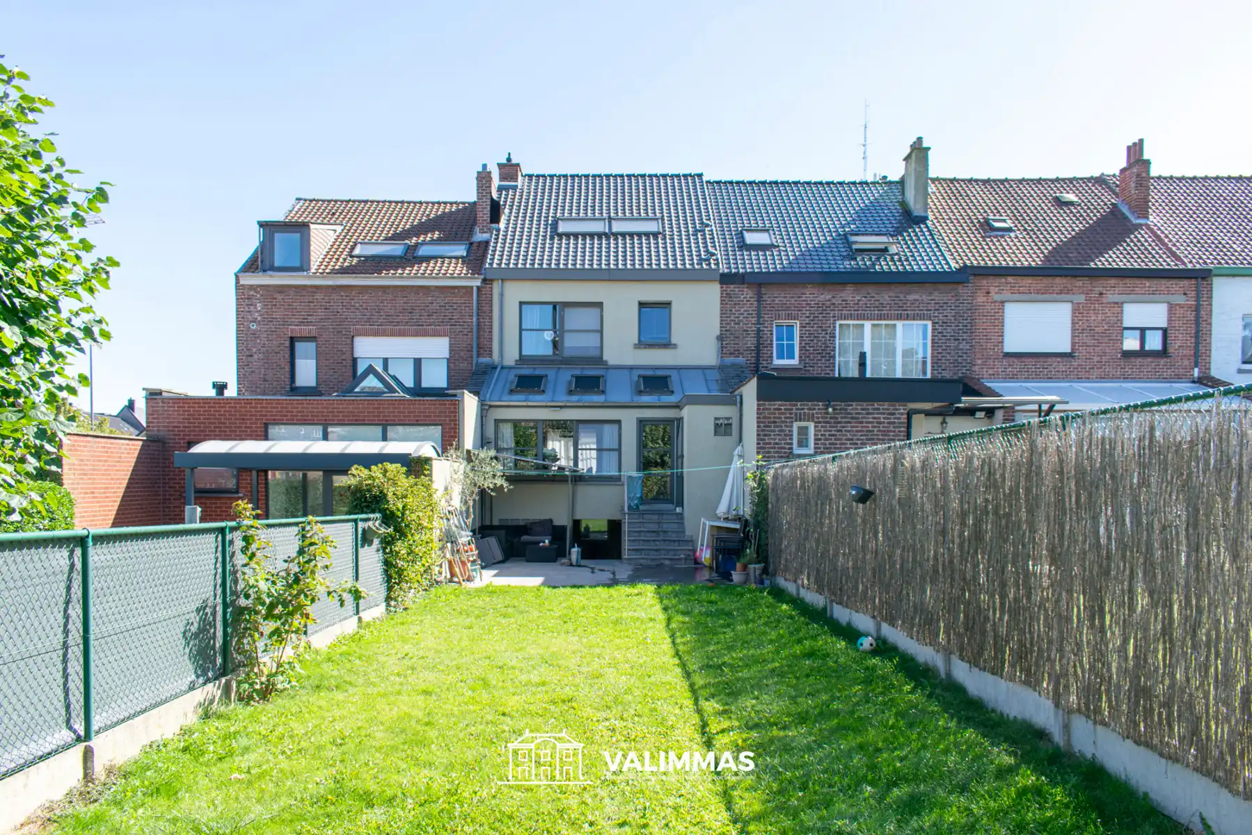 Welgelegen en instapklare woning met gezellige tuin & garage foto 10