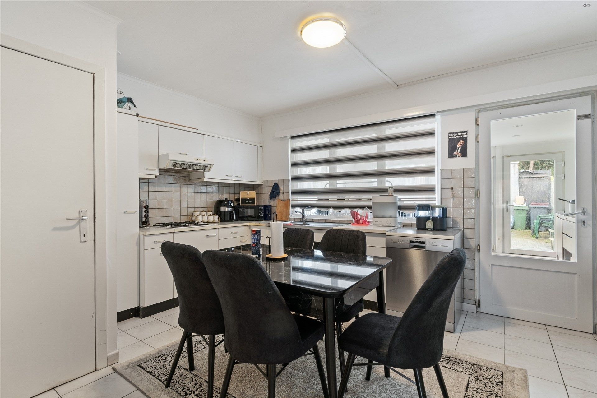 Centraal gelegen halfopen bebouwing met 3 slaapkamers. foto 6