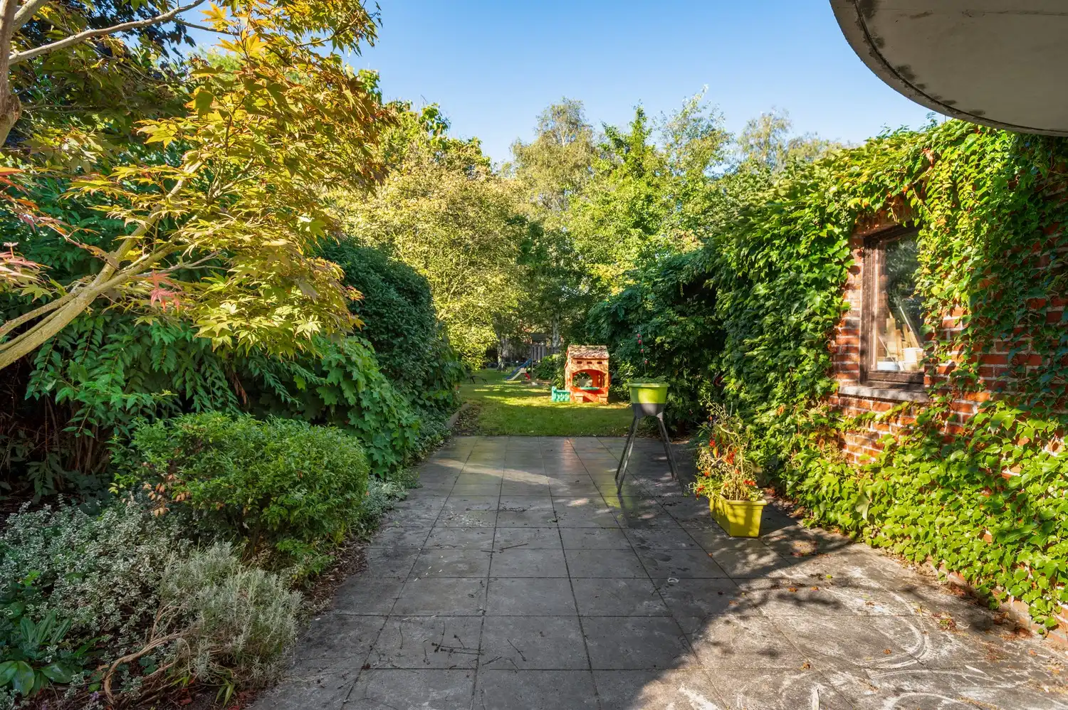 Super gezellige woning met prachtige ruime tuin en 3 slpks te Hoevenen! foto 2