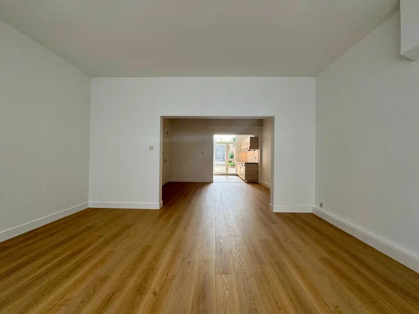Ruim gerenoveerd gelijkvloers appartement met dubbele garage in het centrum van Diepenbeek foto 3