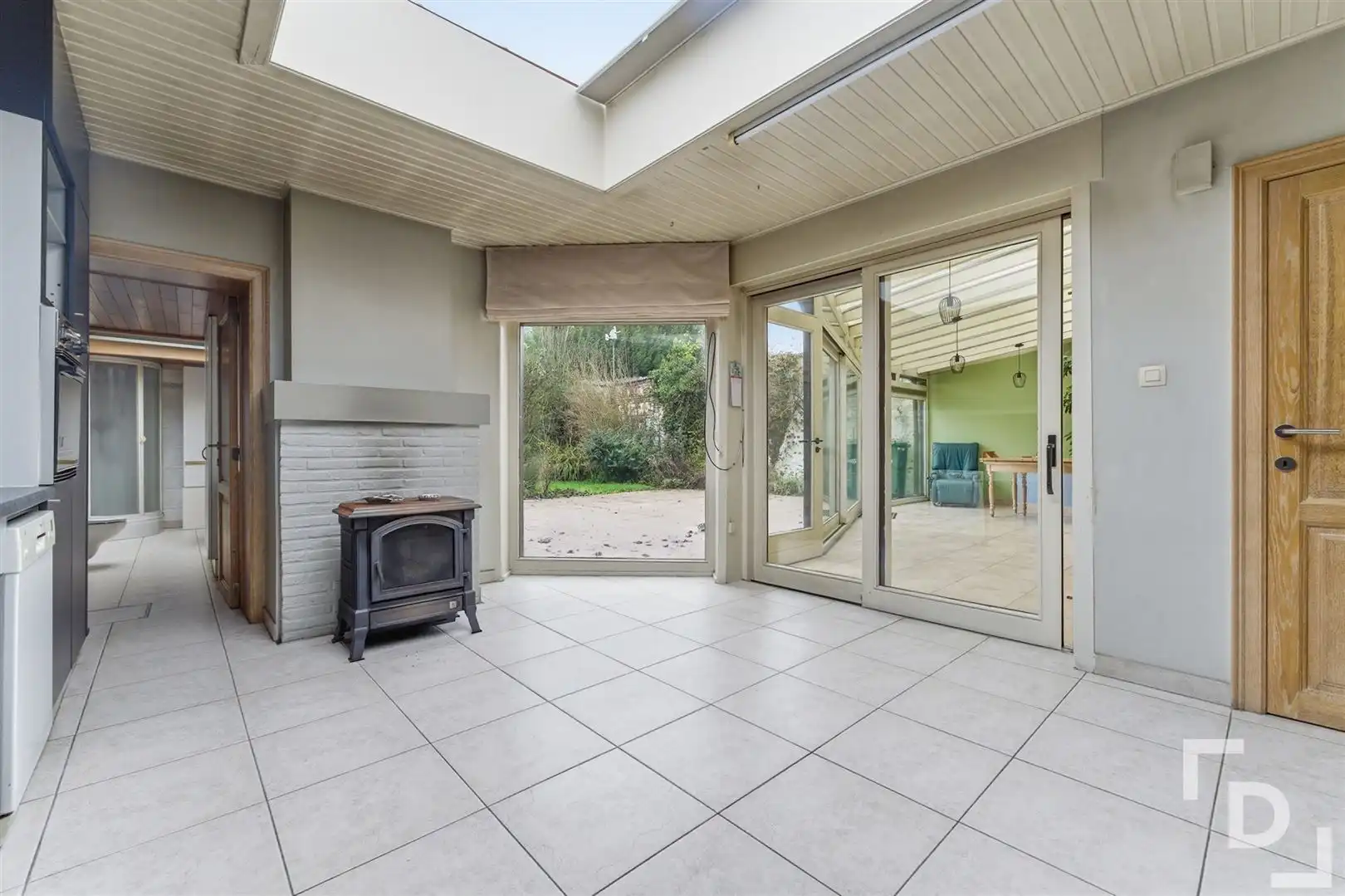 Te renoveren woning met inpandige garage in centrum Watou foto 5