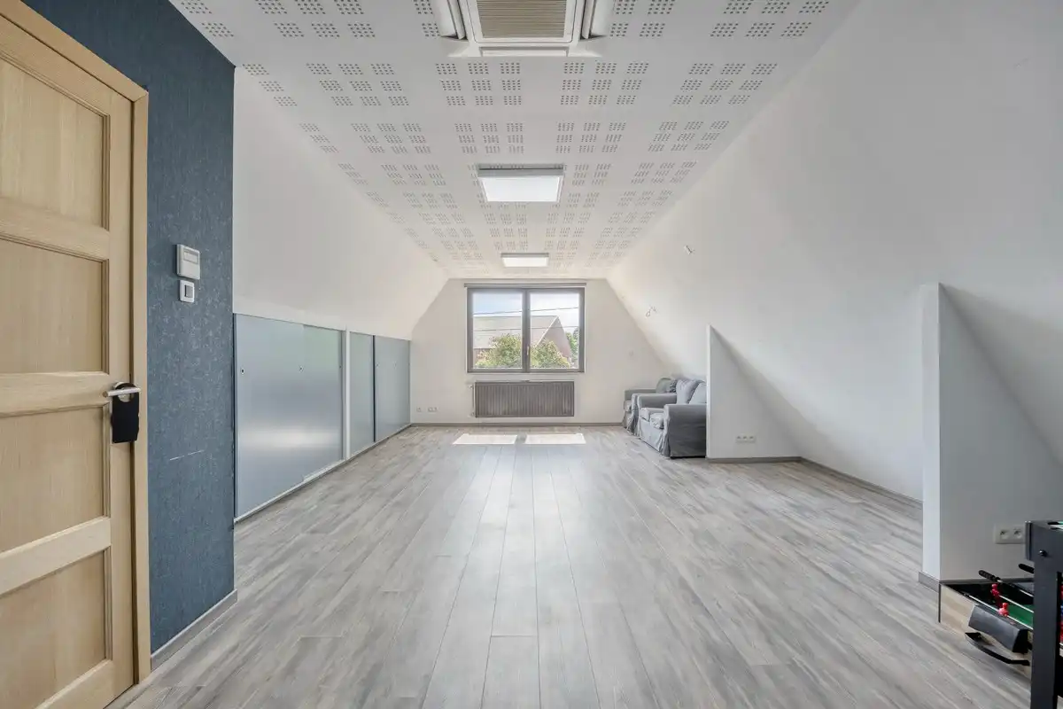 UITERST RUIME EN VOLLEDIG GERENOVEERDE VILLA MET 6 SLK OP EEN PERCEEL VAN 16A81CA NABIJ MAASTRICHT. foto 40