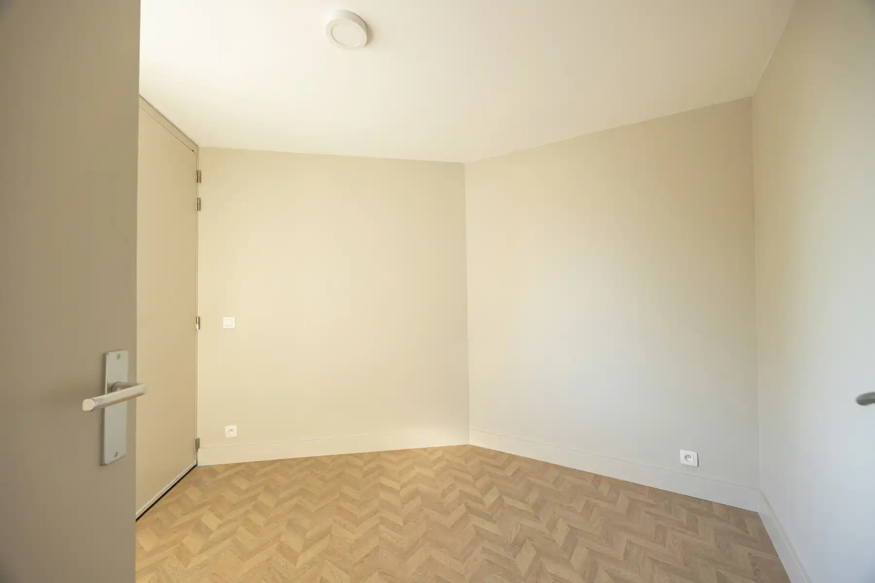 Kwalitatief gerenoveerd appartement op gegeerde locatie! foto 7