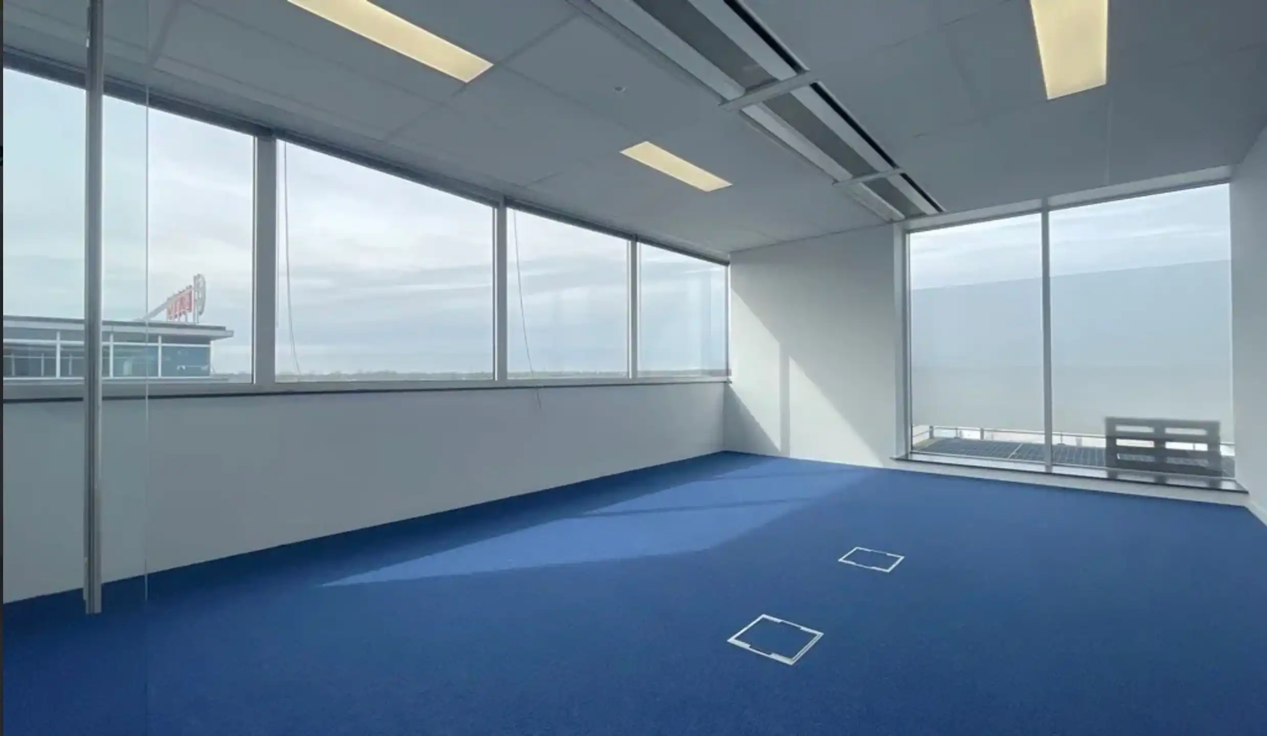 Moderne Kantoorruimtes met Uitzicht op Natuurgebied foto 3