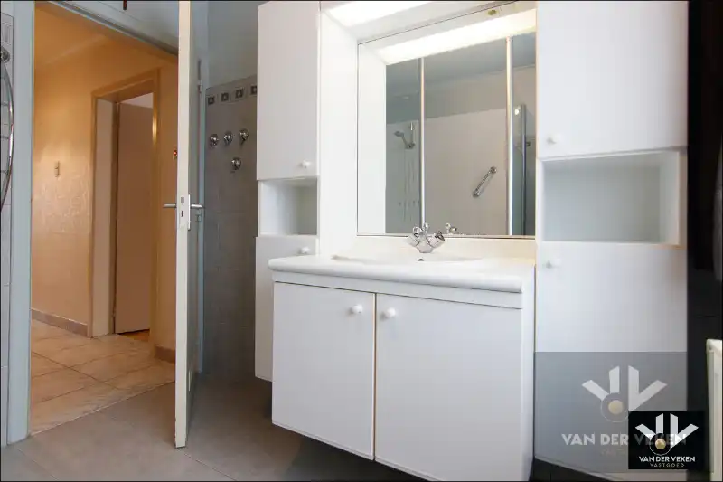 DEGELIJKE GEZINSWONING  MET GARAGE  IN DE SINT-CATHARINAWIJK foto 22