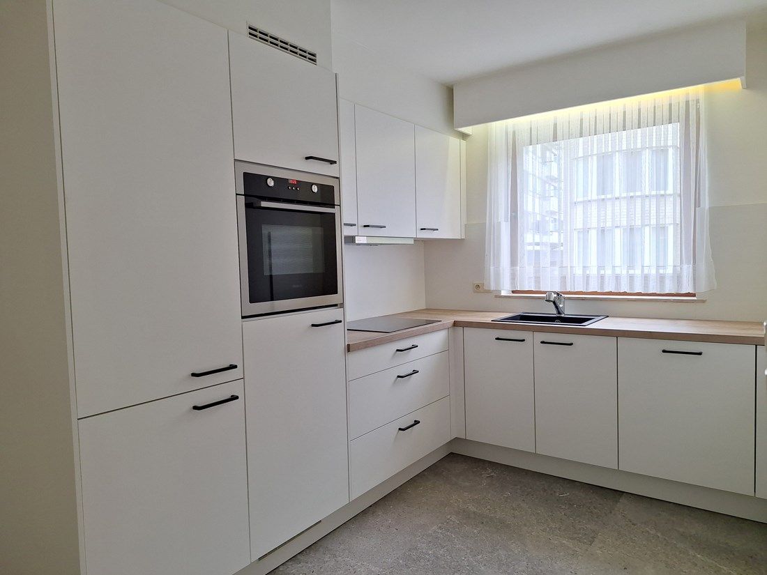Knap gerenoveerd en perfect gelegen appartement in Genk CENTRUM met AUTOSTANDPLAATS foto 4