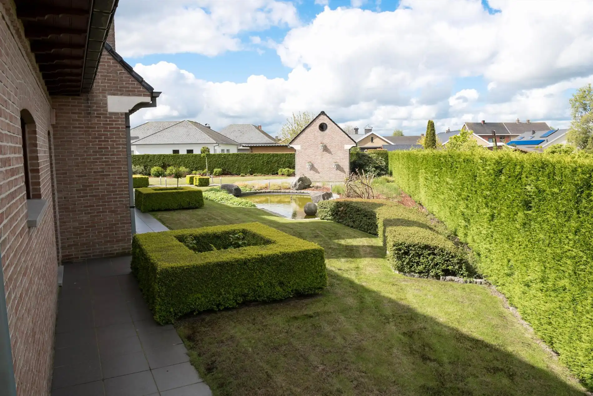 Mooie stijlvilla met kwalitatieve afwerking en zeer verzorgde tuin met oprijlaan. foto 22