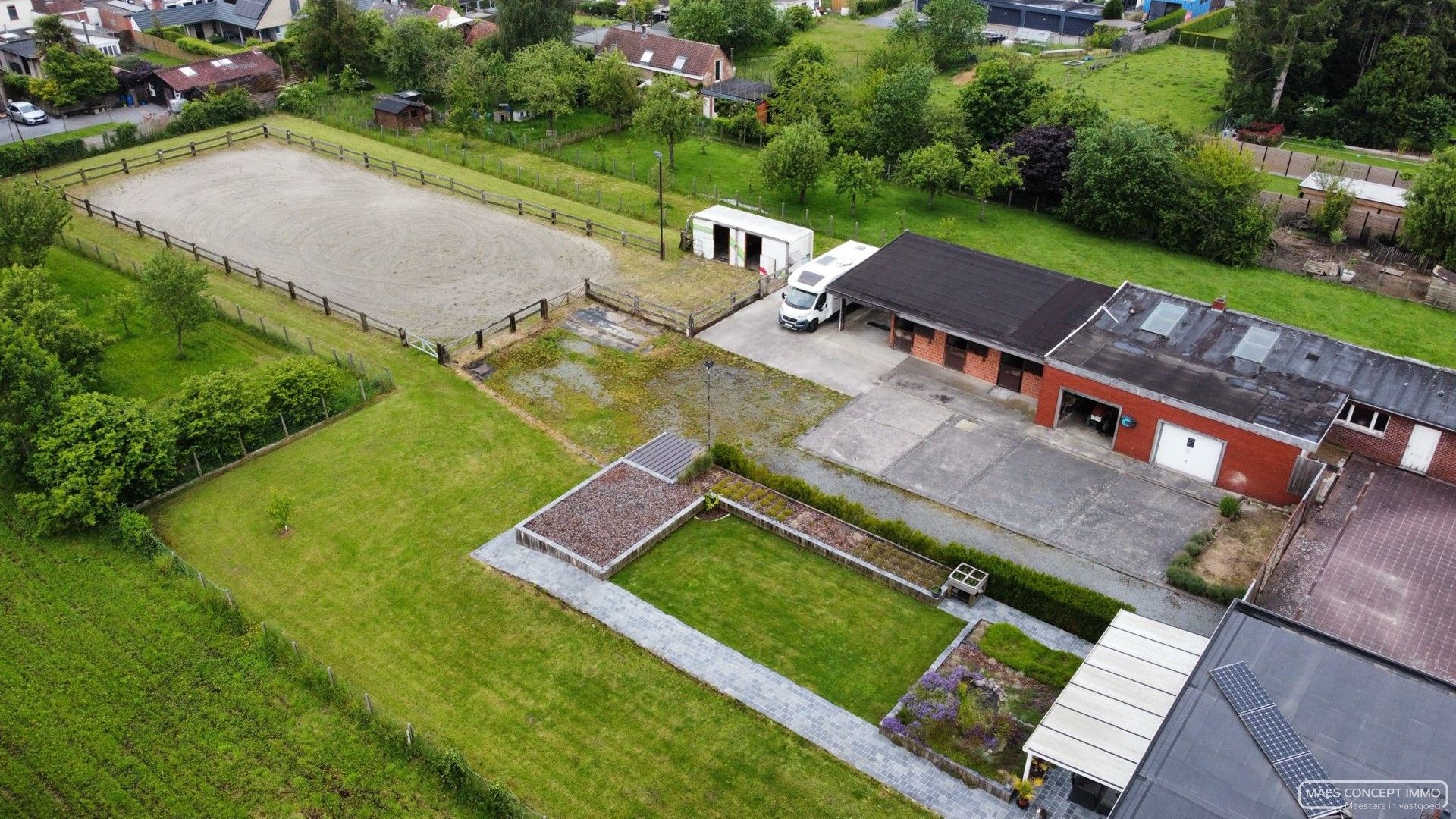 Twee woningen, handelspand met weide, piste en stallen op meer dan 4300m2 in Kluisbergen foto 2