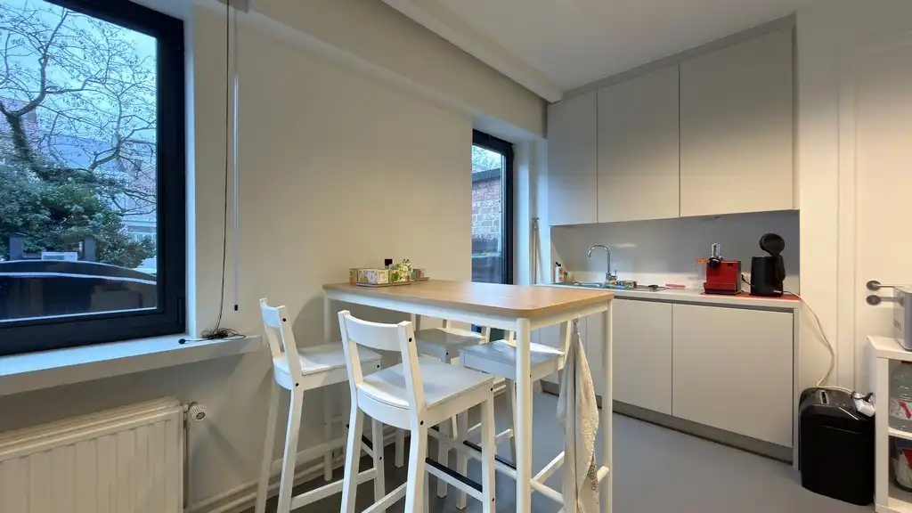 Lichtrijk kantoor te huur aan de Leien in Antwerpen foto 7