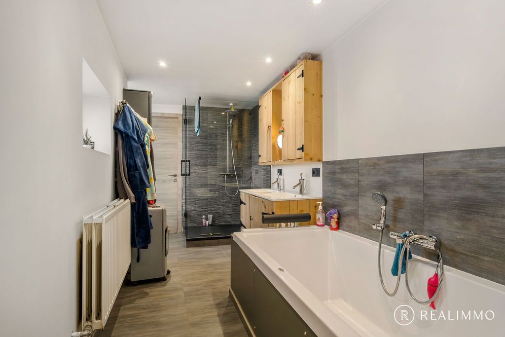 Instapklare woning met tuin, garage en carport foto 11