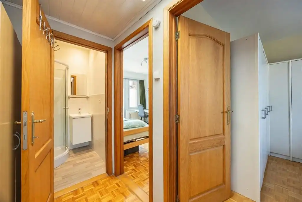 Instapklaar huis met ruime tuin  foto 18