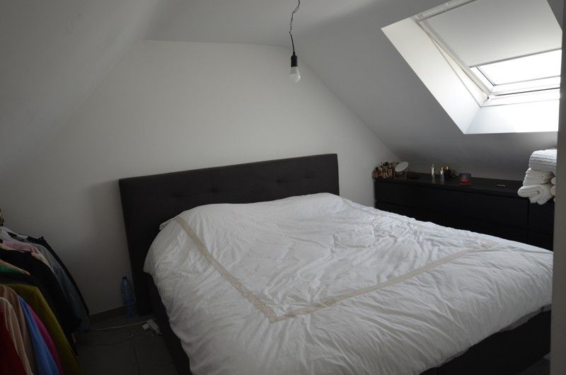 Instapklaar 1slaapkamer Duplex appartement met carport & terras. foto 3