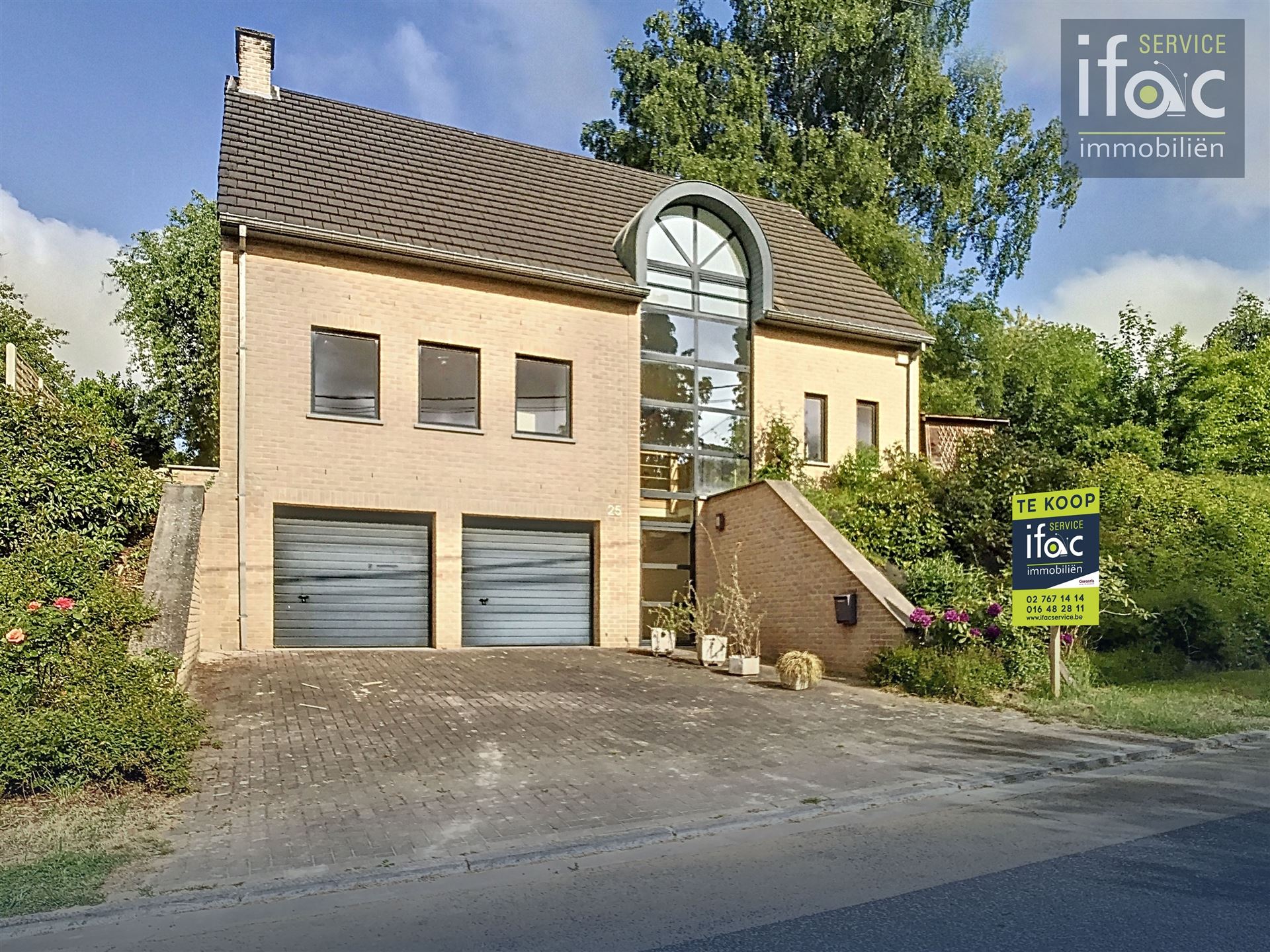 Villa met 4 slaapkamers, 2 badkamers, tuin en garages foto {{pictureIndex}}