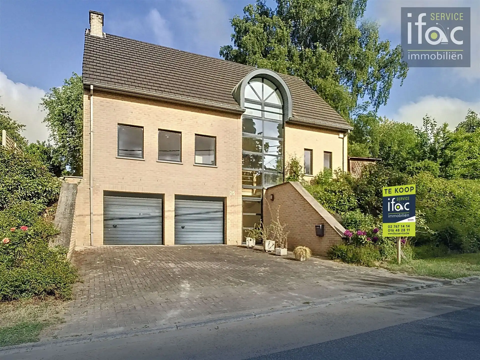 Villa met 4 slaapkamers, 2 badkamers, tuin en garages foto {{pictureIndex}}