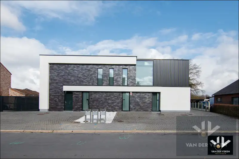 LUXUEUS AFGEWERKT GVL APP MET RIANTE TUIN EN TERRAS foto {{pictureIndex}}