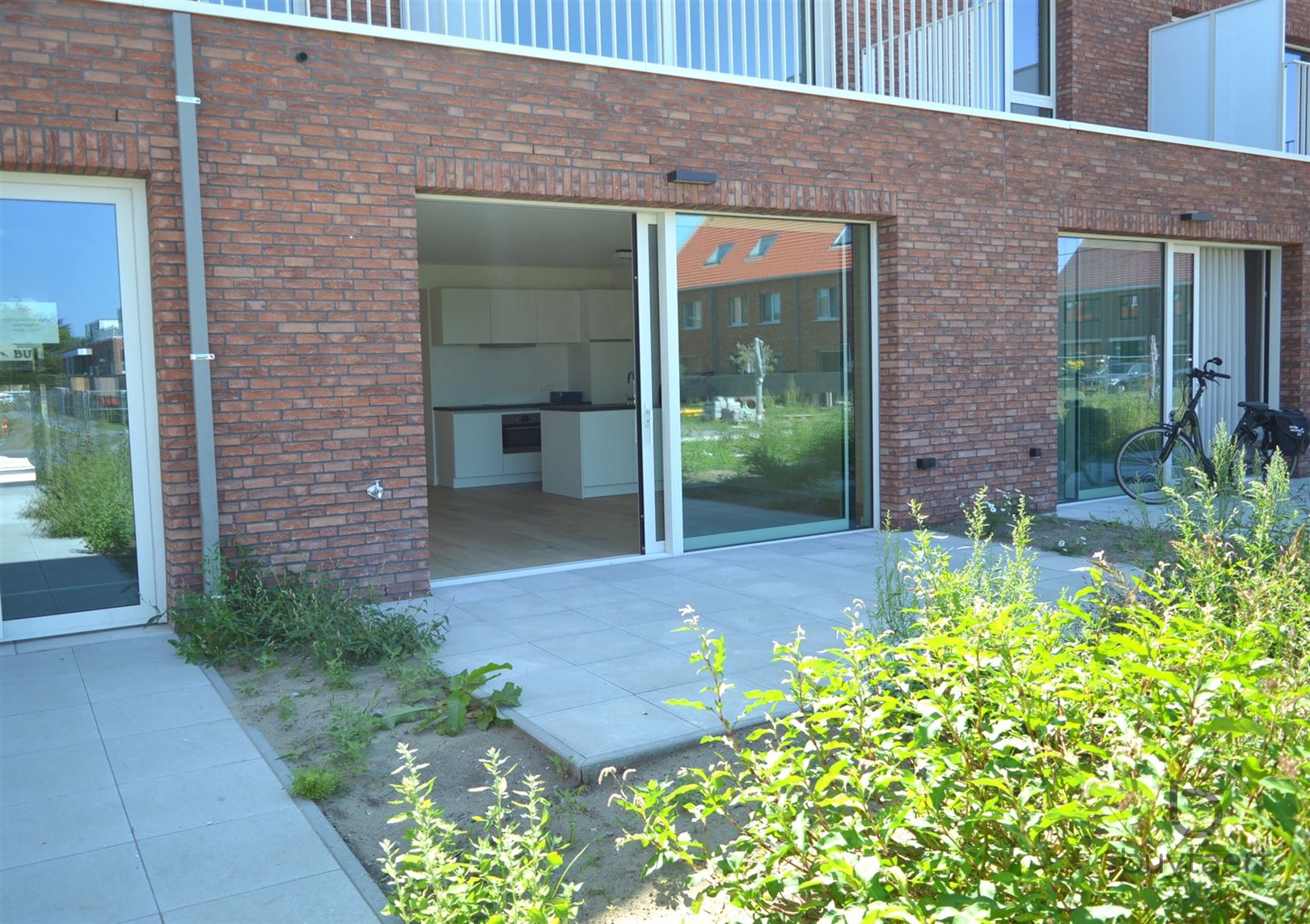 Nieuwbouw gelijklvoers appartement met twee slpks. foto 2
